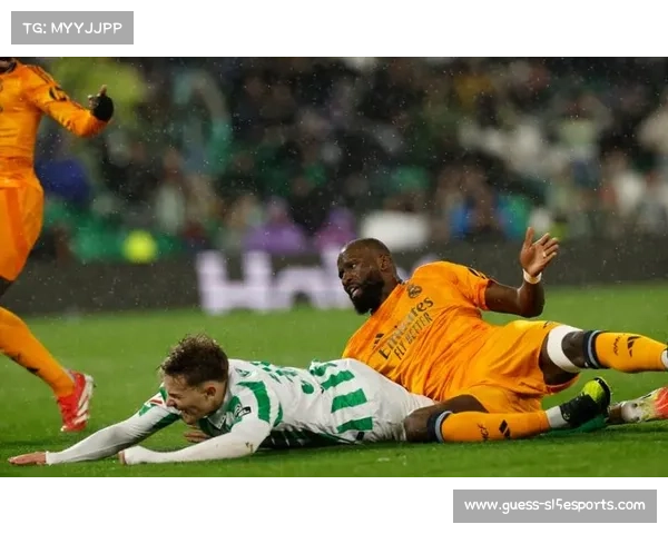 皇马雨中训练继续进行 阿拉巴卡瓦哈尔吕迪格缺席恢复中