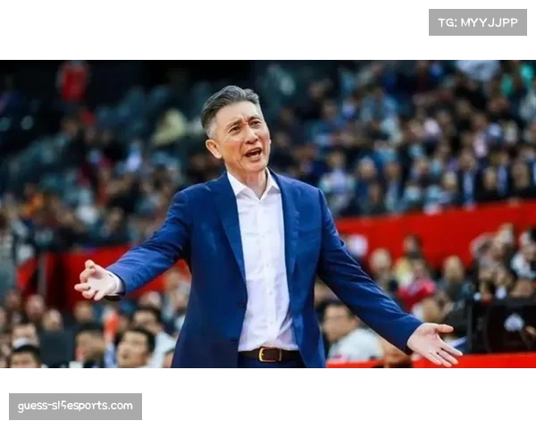 场边镜头：深圳队教练郑永刚因一次退防不及时，向场内球员大声呼喊提醒